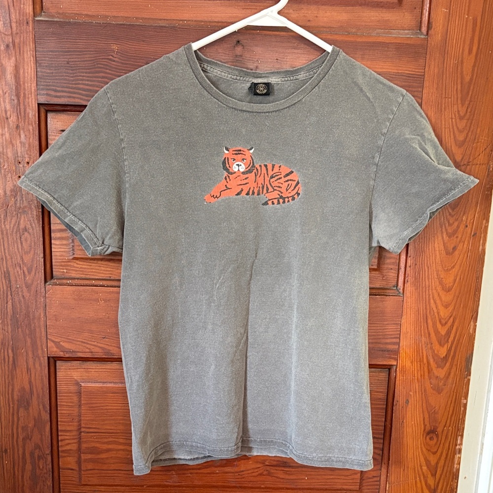 Urban Outfitters Tiger Tee size Small